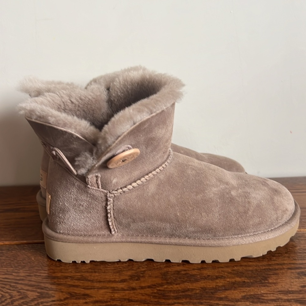 Mini Bailey button uggs (authentic) - Picture 4 of 5
